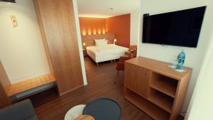 TV a/nebo společenská místnost v ubytování Hotel Adler Asperg
