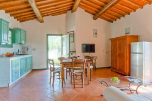 A kitchen or kitchenette at Taglialegna a Montefiorile