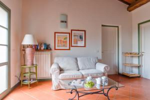 A seating area at Taglialegna a Montefiorile