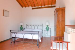 A bed or beds in a room at Taglialegna a Montefiorile