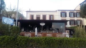 un edificio con un restaurante frente a él en Aliye Hanim Hotel, en Ayvalık