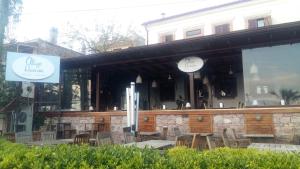 un restaurante con sillas frente a un edificio en Aliye Hanim Hotel, en Ayvalık