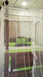 Rúm í herbergi á Suriya Homestay Mirissa