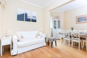 sala de estar con sofá blanco y mesa en Comfortable and Convenient apt in the center - Zanobi Delux, en Florencia