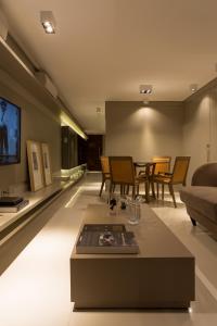 een woonkamer met een tafel en een bank bij Solar Tambau Residencial in João Pessoa