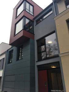 un edificio alto con muchas ventanas en Wohnkomfort wie Zuhause, en Neubrandenburg