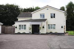 uma casa branca com uma entrada em Broadwell Guest House em Meriden