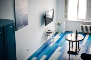 Cette chambre dispose d'une table et d'un sol bleu et blanc. dans l'établissement Pause Apartment with Free Parking, à Budapest