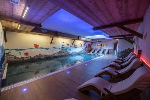 Bazén v ubytování Hotel Capriolo nebo v jeho okolí