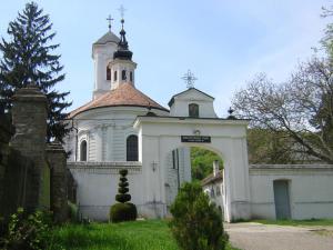 維爾蒂尼克的住宿－Apartman Vrdničak，一座白色的大教堂,上面有一座塔