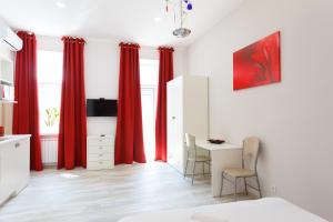TV a/nebo společenská místnost v ubytování Basseynaya Apart Hotel