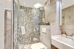 a bathroom with a shower and a toilet and a sink at Luxury Apartment Paris Louvre in Paris