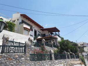 een huis bovenop een stenen muur bij Elgina Apartments 1 Rethymno in Plakias