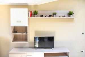 un soggiorno con TV a schermo piatto su una mensola di Attic Aries a Montesilvano