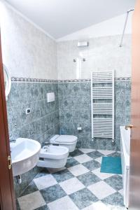 un bagno con lavandino, WC e vasca di Attic Aries a Montesilvano Altre 14 foto