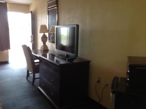 TV a/nebo společenská místnost v ubytování Executive Inn Texarkana