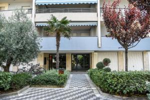 un edificio con una palma di fronte di Attic Aries a Montesilvano