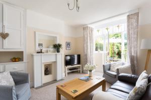 ein Wohnzimmer mit Couch und Kamin in der Unterkunft City Apartments - 4 Heworth Village - 3 bed house in York