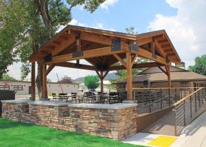 un pavillon avec des tables et des chaises dans un parc dans l'établissement Best Western Sunset Inn, à Cody