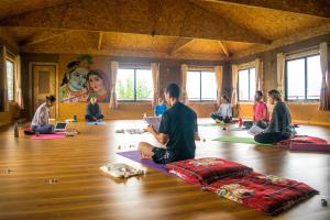un gruppo di persone sedute sul pavimento in una lezione di yoga di Annapurna Eco Village a Pokhara