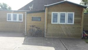 due biciclette parcheggiate di fronte a una casa di Vredehof a Sint Maartensbrug