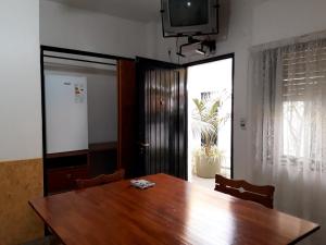Televízia a/alebo spoločenská miestnosť v ubytovaní Aimara apartamentos y habitaciones