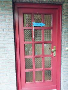 リューネブルクにあるAppartment Dajiの赤い扉