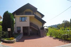 a house with a brick driveway in front of it at Apartment Ante in Slunj