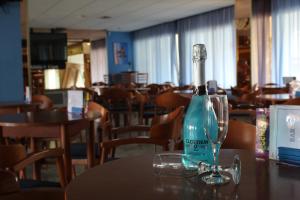 Reštaurácia alebo iné gastronomické zariadenie v ubytovaní Hotel Esplendid