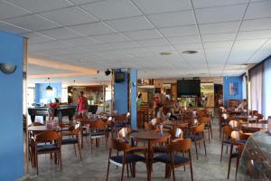 Hotel Esplendid tesisinde bir restoran veya yemek mekanı