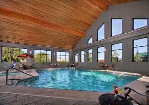 สระว่ายน้ำที่อยู่ใกล้ ๆ หรือใน Best Western Premier Ivy Inn & Suites