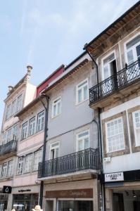un edificio con balcones al lado de una calle en Lively Getaway Apartment, en Oporto