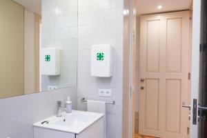 Koupelna v ubytování Lively Getaway Apartment + 21 fotografií