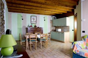 a kitchen and dining room with a table and chairs at Corte Fattori in Monzambano