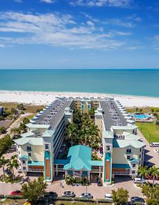 een luchtzicht op een resort met een strand bij Sunset Vistas Two Bedroom Beachfront Suites in St Pete Beach