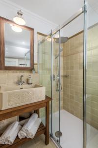 un baño con lavabo y ducha en Luxury apartment Karolina Riva 101m2, en Rijeka