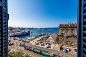 - une vue sur un port de plaisance avec des bateaux dans l'eau dans l'établissement Luxury apartment Karolina Riva 101m2, à Rijeka