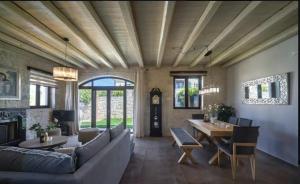 Χώρος καθιστικού στο Heraklion Twins House - Private Pool Retreat +32 φωτογραφίες