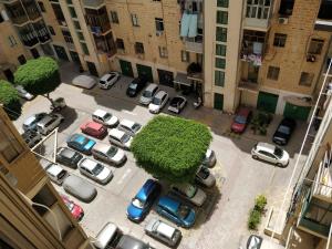 una vista aérea de un aparcamiento con coches aparcados en Sea View Large Valletta Appartment en La Valeta