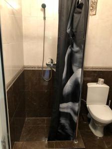 アドレルにあるМарьянаのバスルーム(シャワー、トイレ付)
