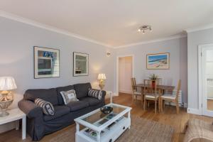 a living room with a couch and a table at Charming Paddington in London