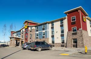 un hotel con coches aparcados frente a un aparcamiento en My Place Hotel-Anchorage, AK, en Anchorage