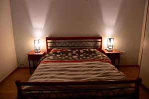 NemesbükkにあるBalatonview - villa Myriamのベッドルーム1室(ベッド1台、ランプ2つ、テーブル2台付)