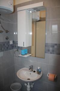 uma casa de banho com um lavatório e um espelho em Lavanda em Podstrana