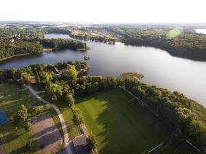 z góry widok na jezioro z parkiem w obiekcie Apartament Ptasie Radio w Szczecinku