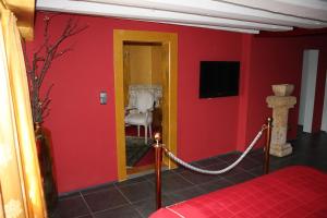 TV a/nebo společenská místnost v ubytování Elements Hotel