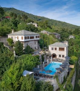 an aerial view of a house with a swimming pool at Sakali Mansion in Pinakátai