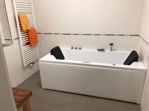 biała wanna stojąca w łazience w obiekcie Ferienhaus Karoline w mieście Pulkau +20 zdjęć