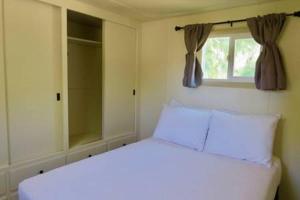 Un pat sau paturi într-o cameră la Shoshone RV Park