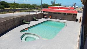 Πισίνα στο ή κοντά στο Executive Inn Laguna Vista